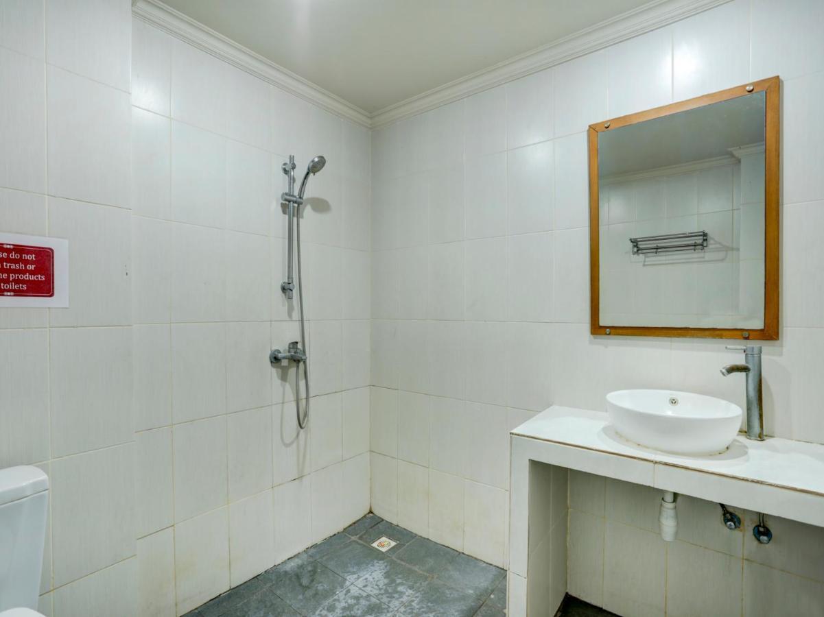 Oyo 3950 The Ratna Hotel Kuta Lombok Buitenkant foto