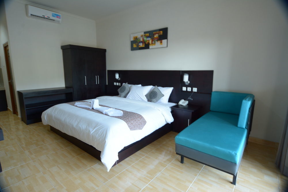 Oyo 3950 The Ratna Hotel Kuta Lombok Buitenkant foto