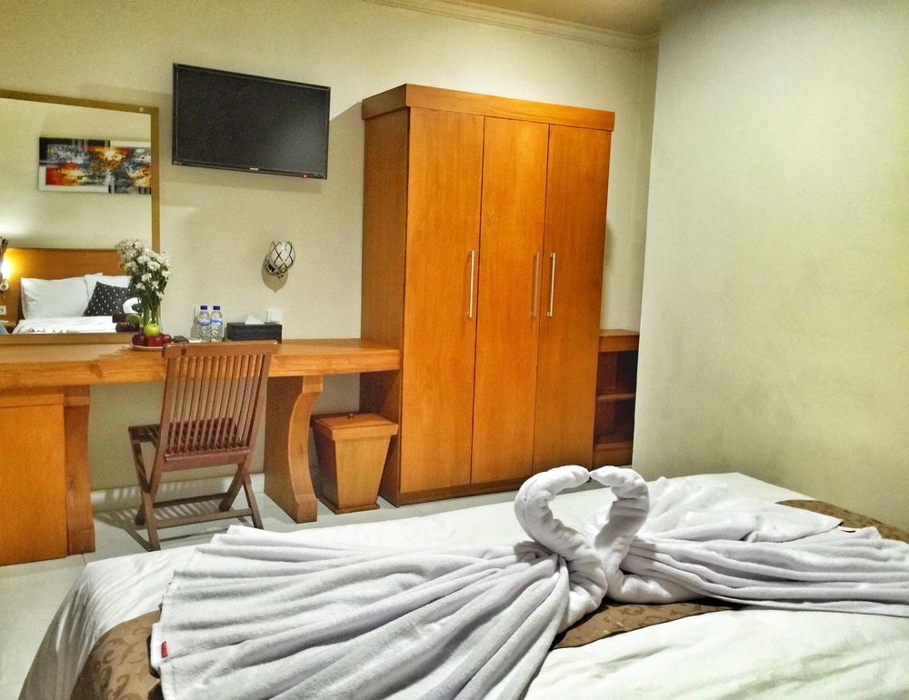 Oyo 3950 The Ratna Hotel Kuta Lombok Buitenkant foto