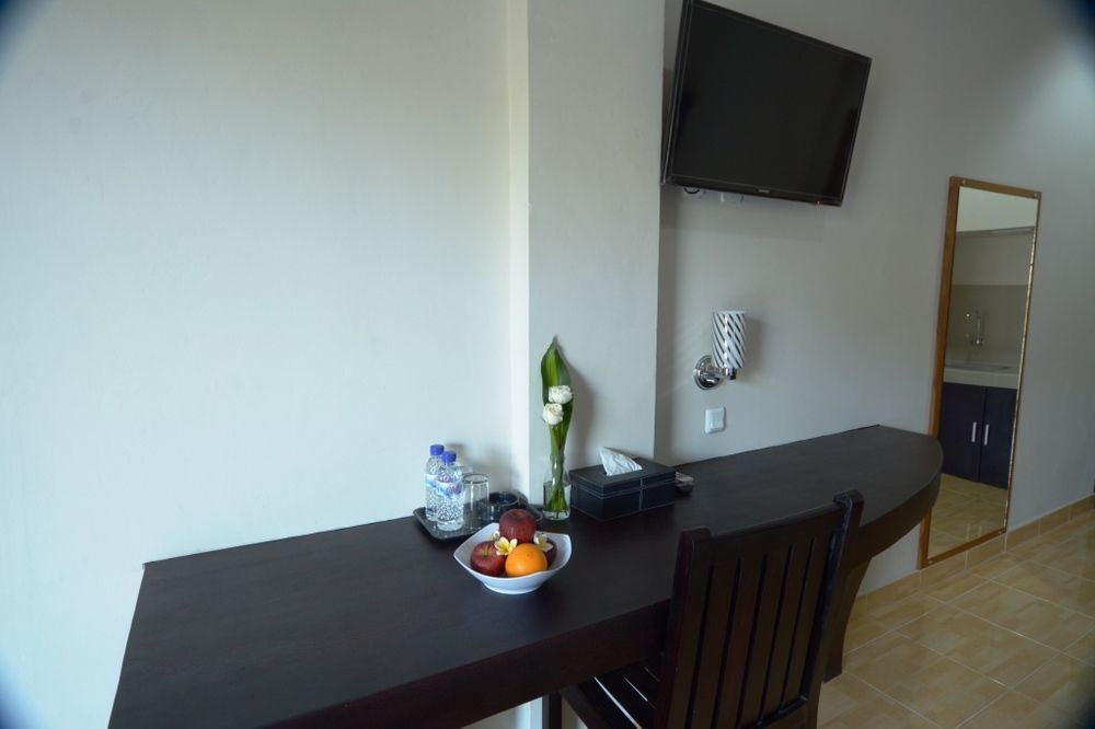Oyo 3950 The Ratna Hotel Kuta Lombok Buitenkant foto