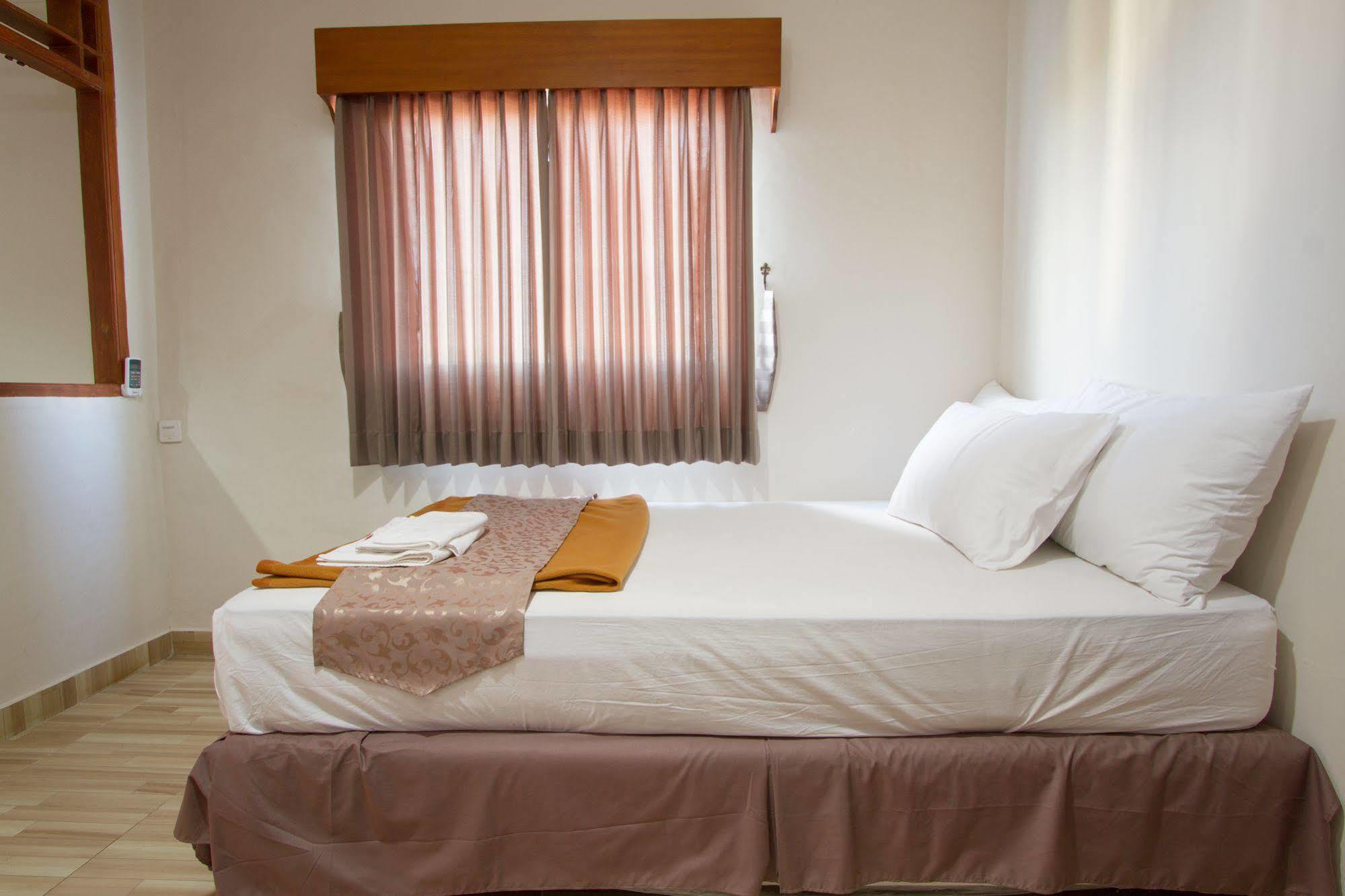 Oyo 3950 The Ratna Hotel Kuta Lombok Buitenkant foto
