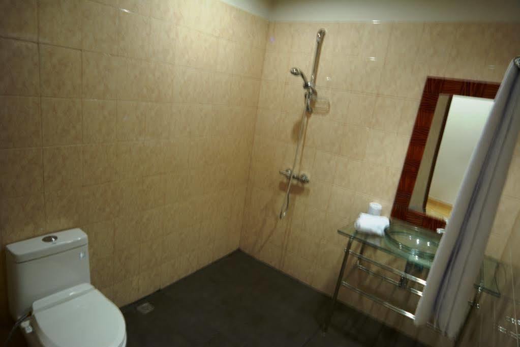 Oyo 3950 The Ratna Hotel Kuta Lombok Buitenkant foto